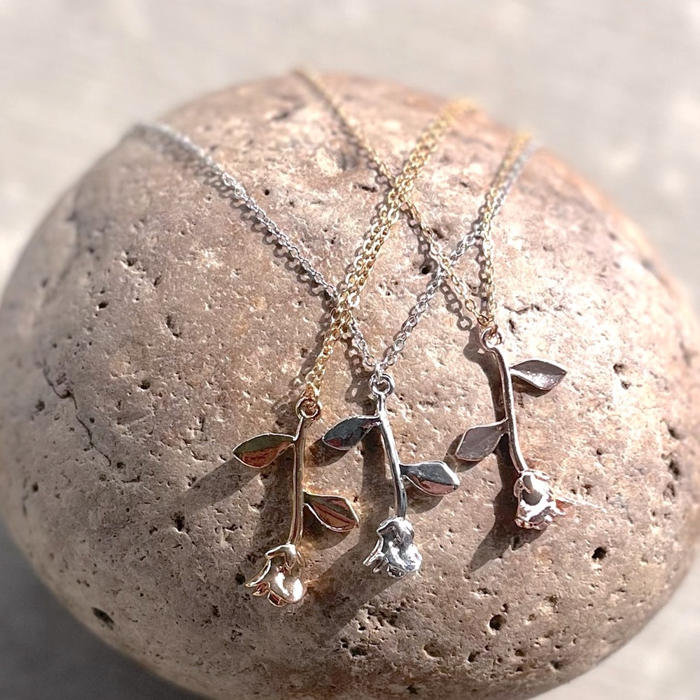 GOLD ROSE NECKLACE - Picture 6 of 7